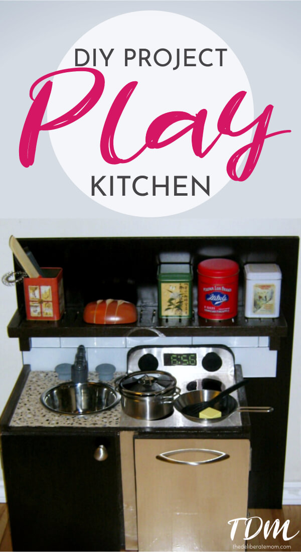 ik hou van dit play kitchen DIY project! Deze keuken ziet eruit als de keuken in hun huis! Het was goedkoop en werd gebouwd vanaf de basis van een kleine IKEA bijzettafel. Makkelijk, Schattig, goedkoop en origineel! Bekijk deze stap-voor-stap instructies over hoe je een speelkeuken te bouwen! 