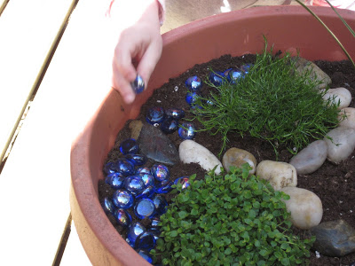 Do you want an original play idea for your kids this summer? Check out these tips to create a fun and whimsical play or fairy garden for children.