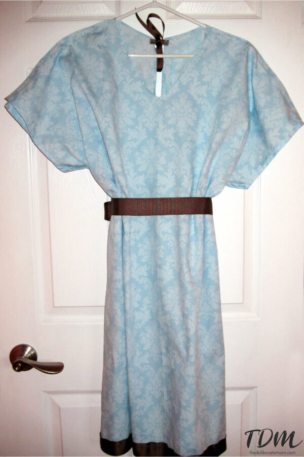 Want a unique hospital gown? I easily made my own hospital delivery gown. All the tips are here!