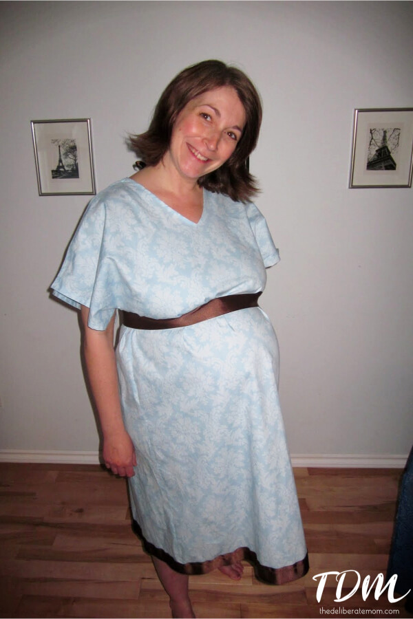 Want a unique hospital gown? I easily made my own hospital delivery gown. All the tips are here!