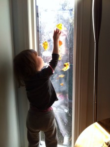 Check out this original and beautiful homeschool craft idea. Make your own autumn leaf curtain with your children! It's a great project and the end result is stunning! #homeschool #fallproject #fallcraftidea