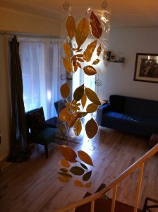 Check out this original and beautiful homeschool craft idea. Make your own autumn leaf curtain with your children! It's a great project and the end result is stunning! #homeschool #fallproject #fallcraftidea