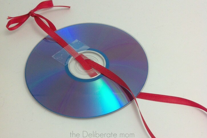Check out this Valentine's Day countdown paper chain activity with optional Bible verses! 