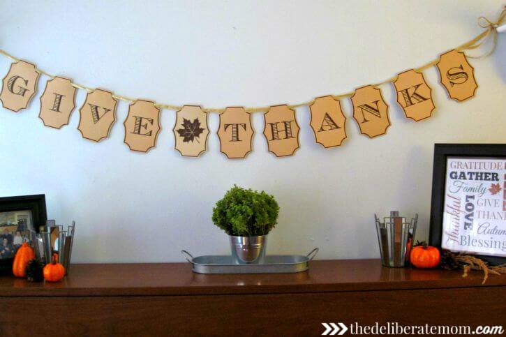 Want some FREE fall decor? Check out this free printable Thanksgiving banner! Quick, simple, and beautiful DIY decor!