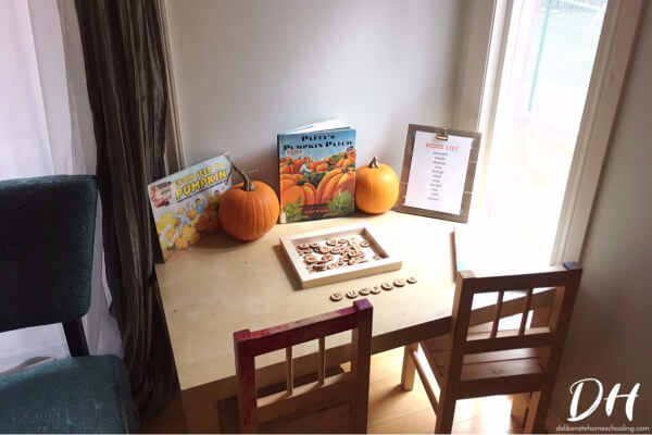 Would you like to create a fabulous unit study? Why not use these ideas to create your own pumpkin curriculum?! From pumpkin math to pumpkin science and pumpkin art to pumpkin books, this post is everything pumpkin! It's the perfect topic for autumn! 
