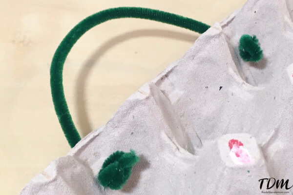 Use a pipe cleaner to hang your advent calendar.